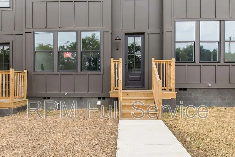 4 bed, 3.5 bath, 2000 sqft, $2,700 — Photo 2