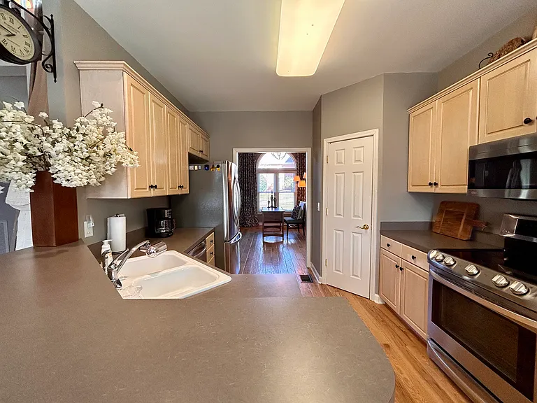 517 Rivercrest Cv — Photo 12