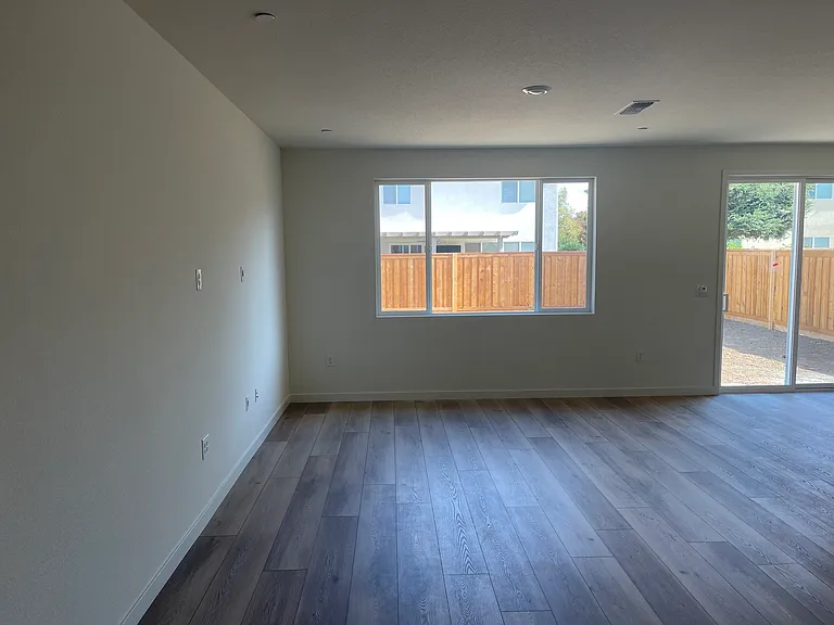1539 Minories Dr — Photo 4