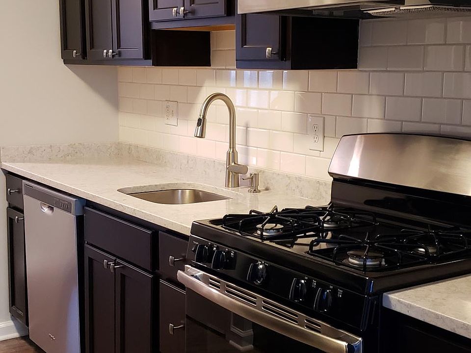 Beautiful, newly renovated kitchen with quartz countertops, maple cabinets, stainless steel appliances and Keystone Pine 6" plank flooring