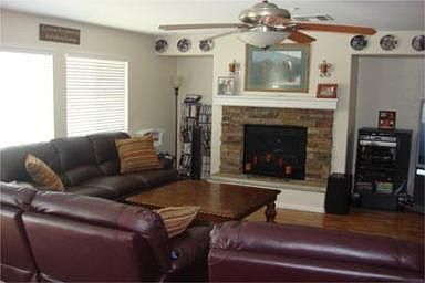 3rd image of 15459 Buchanan Ln