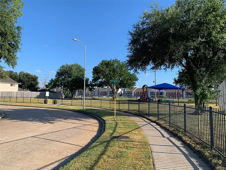 15526 Rio Plaza Dr — Photo 35
