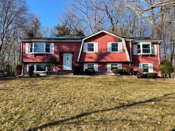 5 Gail Dr, Bellingham, MA 02019