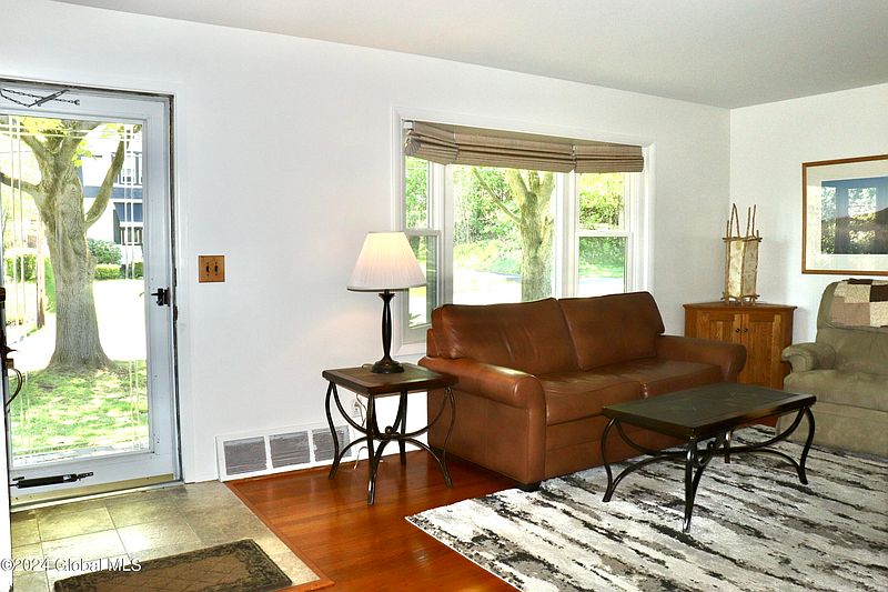 5th image of 12 Pinehurst Avenue