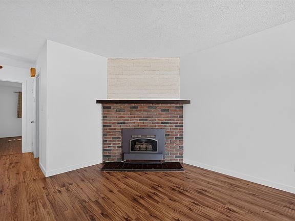5th image of 643 Hollydell Rd