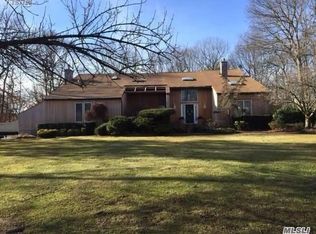3 Heatherwood Ct, Dix Hills, NY 11746