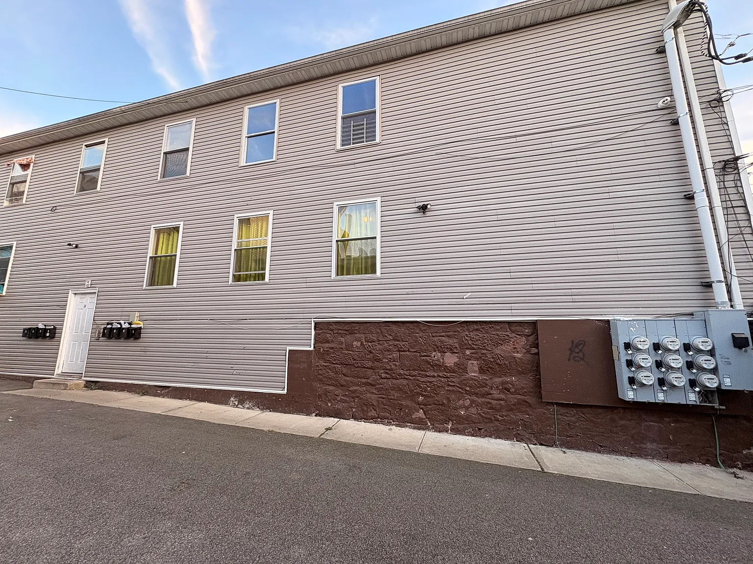 2 bed, 1000 sqft, $1,900 — Photo 1