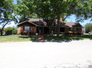 1101 Sessions St, Bowie, TX 76230