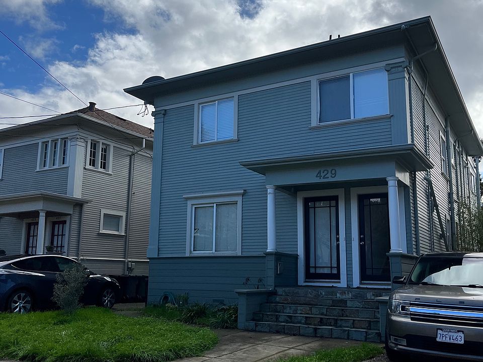 Duplex, vacant room and bath are located in the upper unit