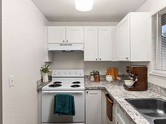 Experience the elegance of this chic and contemporary kitchen, designed for modern living.