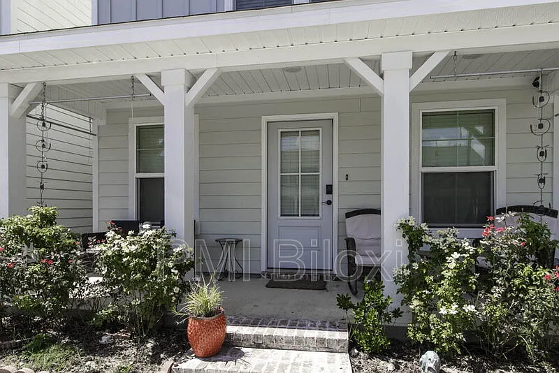 3 bed, 1.5 bath, 1000 sqft, $2,500 — Photo 1