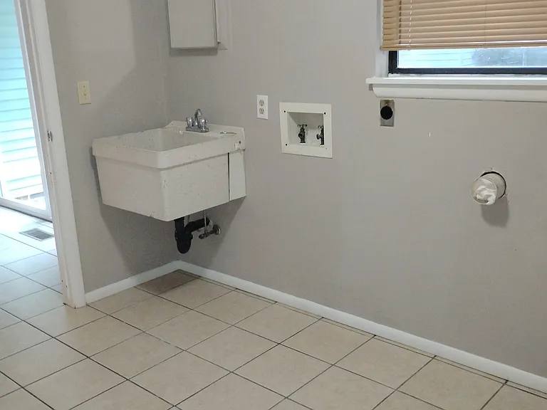 93 Stamford Dr — Photo 4