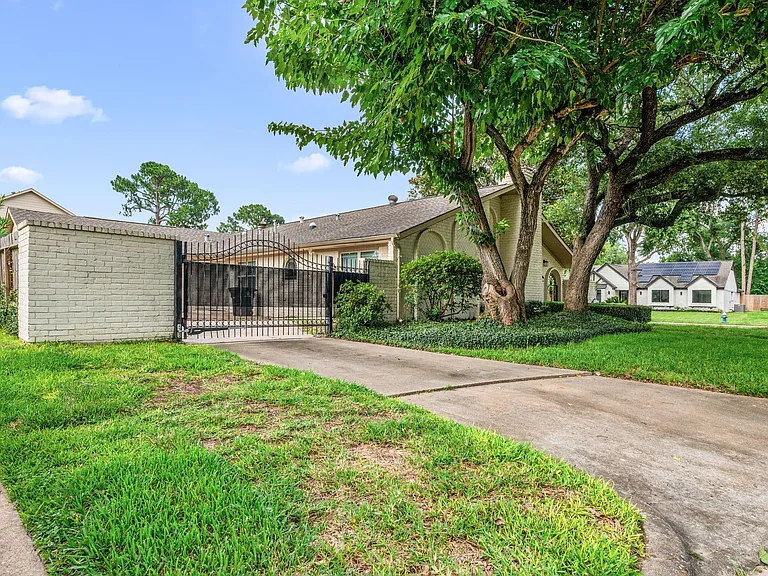 2227 Parana Dr — Photo 3