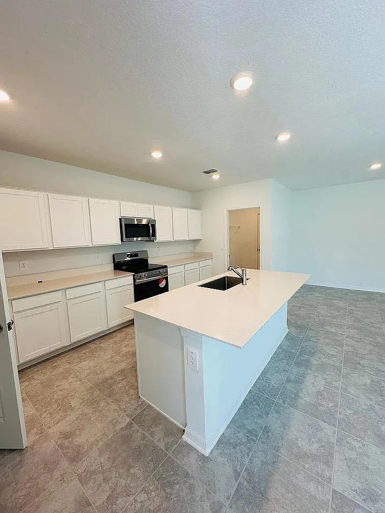 5 bed, 2215 sqft, $2,250 — Photo 3