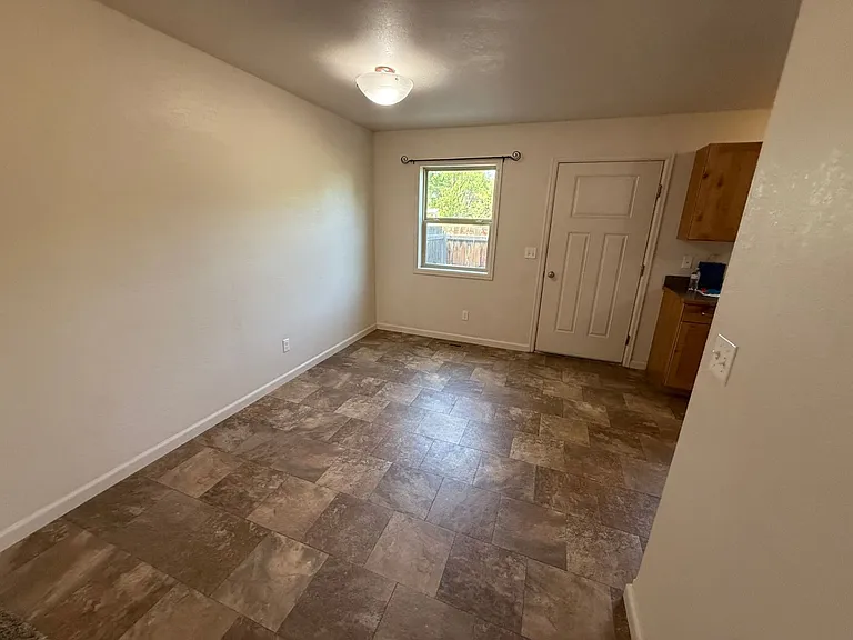 418 W Pershing — Photo 9