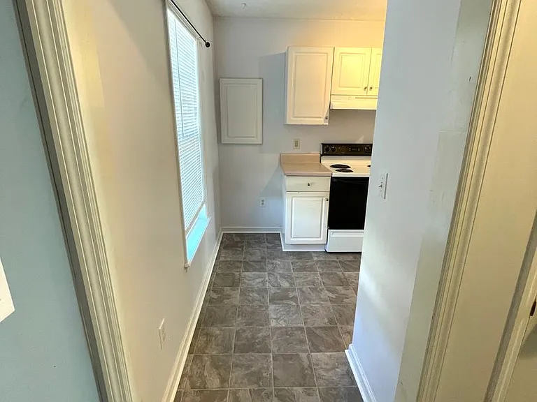 220 John Ct — Photo 3