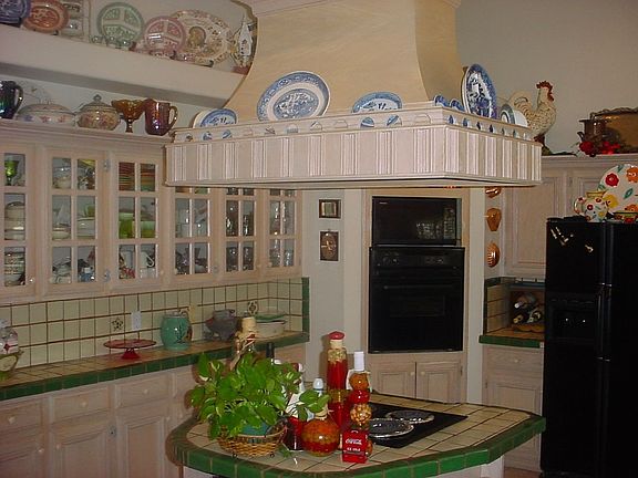 LARGE KITCHEN, CENTER ISLAND