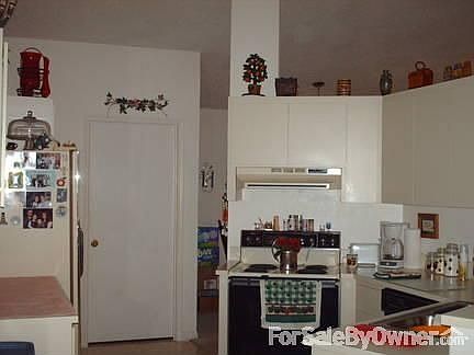 Kitchen : Doorway enters laundry room.