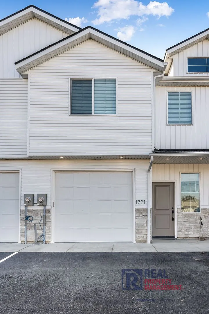 3 bed 2.5 Bath Townhome — Photo 2