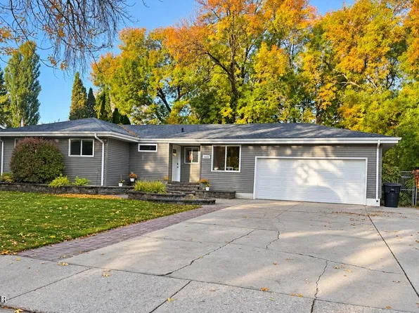 2812 Chestnut St, Grand Forks, ND 58201