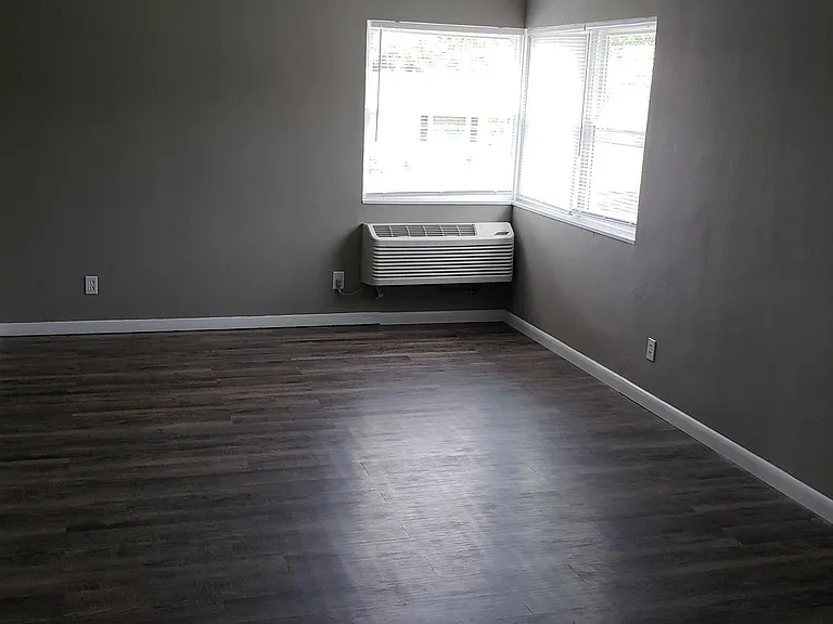 403 11th Ave W #1-2-6 — Photo 3