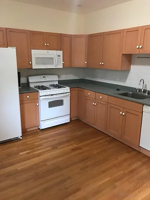 4 bed, 1600 sqft, $3,775 — Photo 3