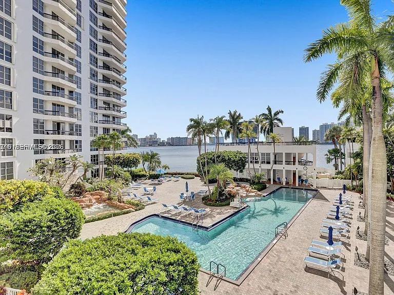 3600 Mystic Pointe Dr #1111 — Photo 21