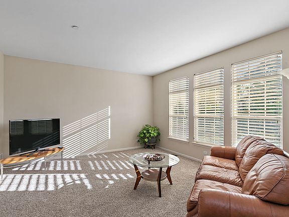 4th image of 2653 Maple Cir #2653