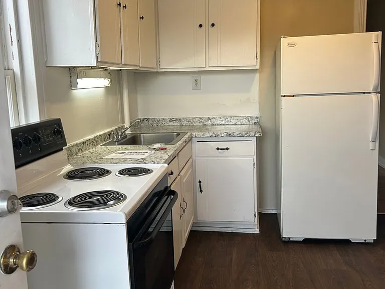 121 N State St — Photo 19
