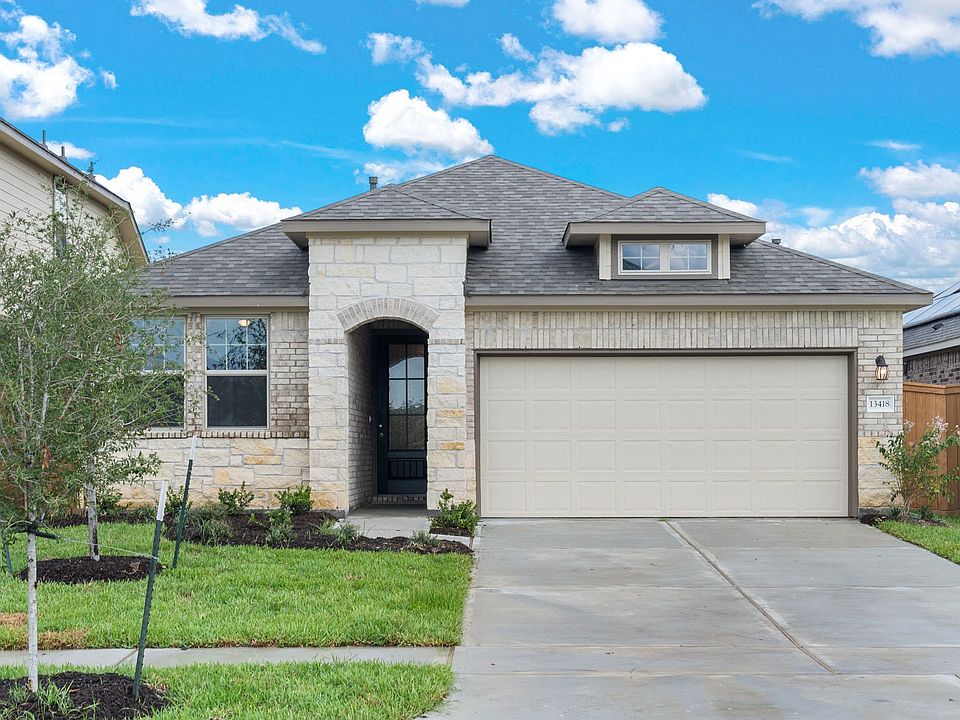 Welcome home to 13418 Rain Lily Drive located in Lago Mar and zoned to Dickinson ISD