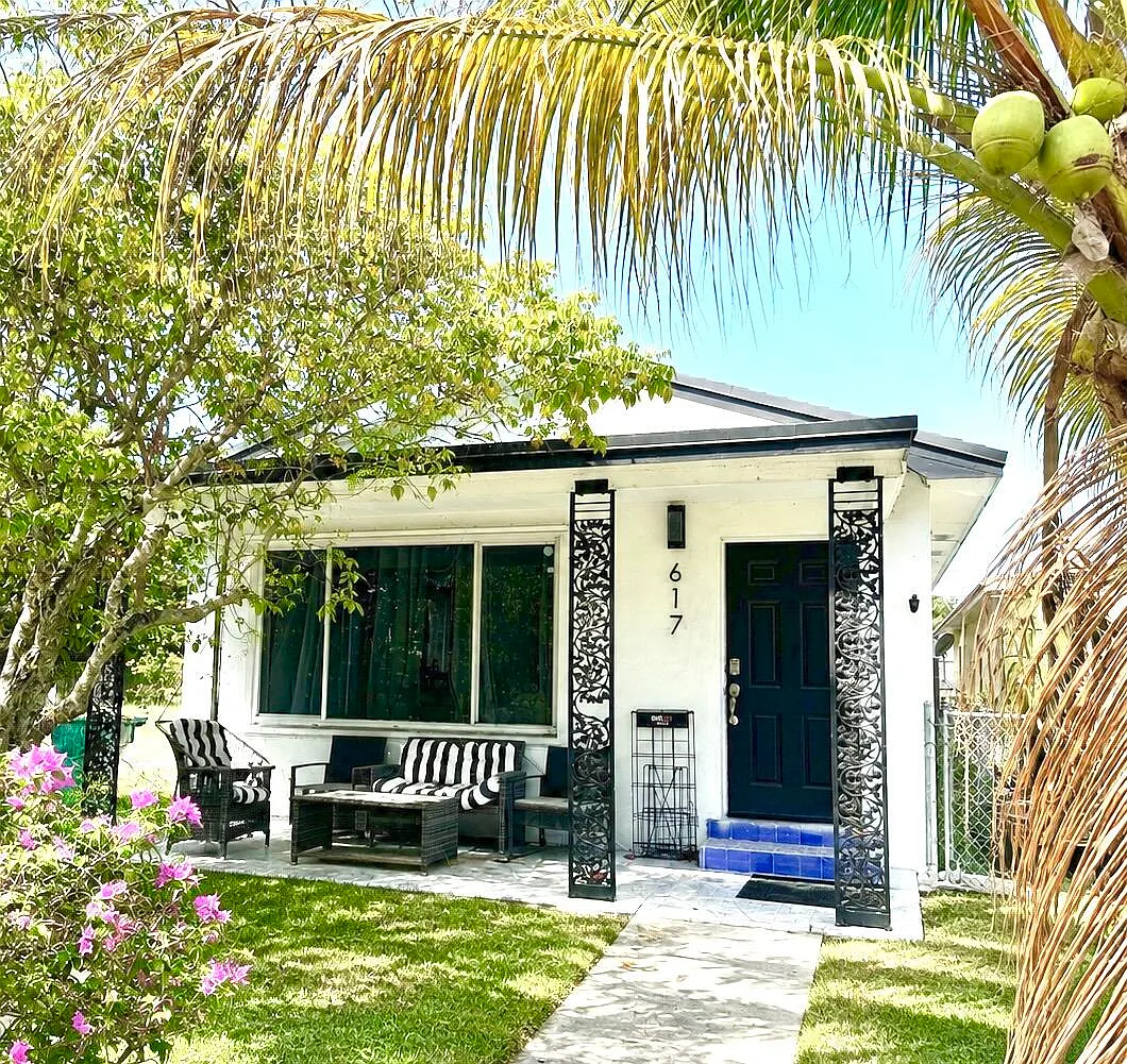 2 bed, 1.0 bath, 820 sqft, $2,400 — Photo 1
