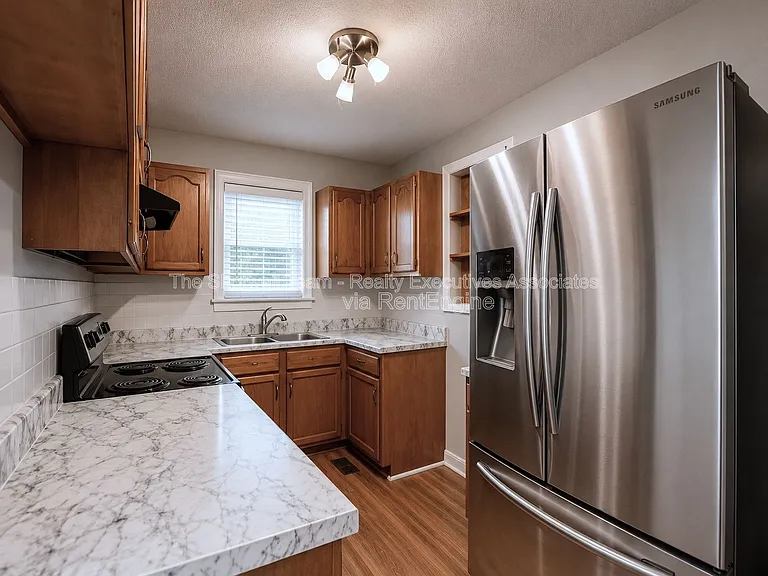 2540 Larkwood Ln — Photo 5
