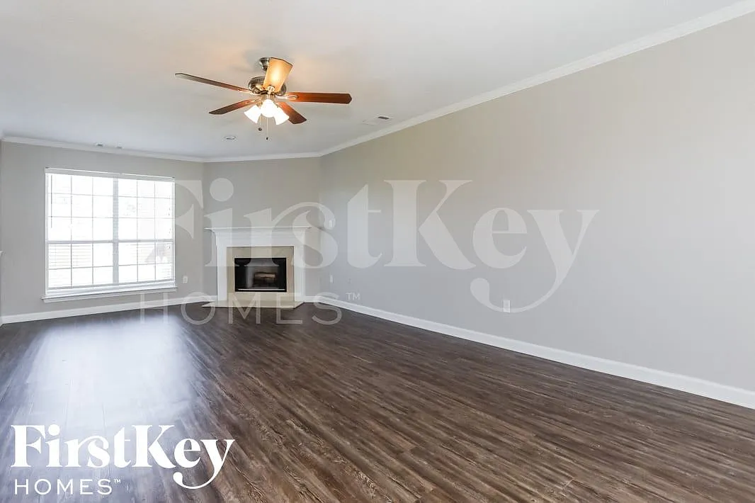 3 bed, 2.5 bath, 2319 sqft, $2,135 — Photo 2