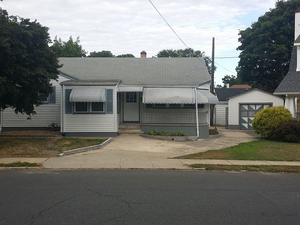 812 Ridge - Ample Driveway, Covered Porch, Detached Garage