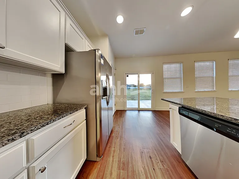 3275 Roundabout Dr — Photo 2