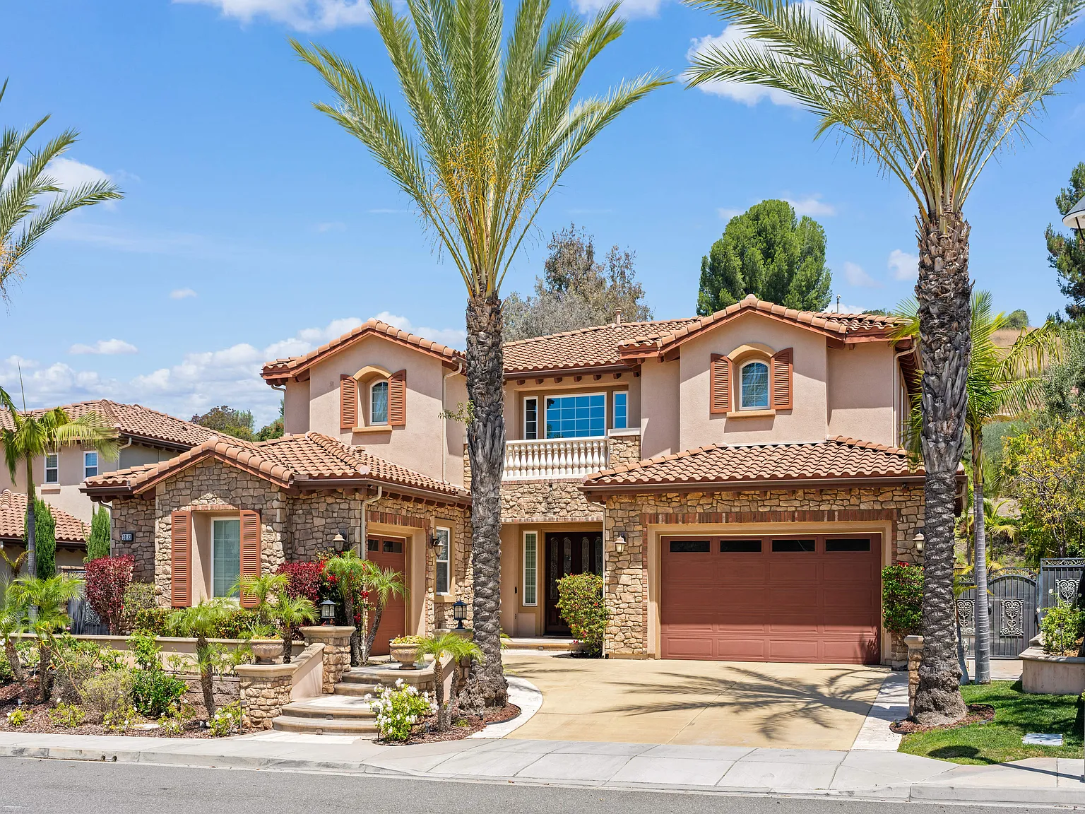 5 bed, 4550 sqft, $9,000 — Photo 1