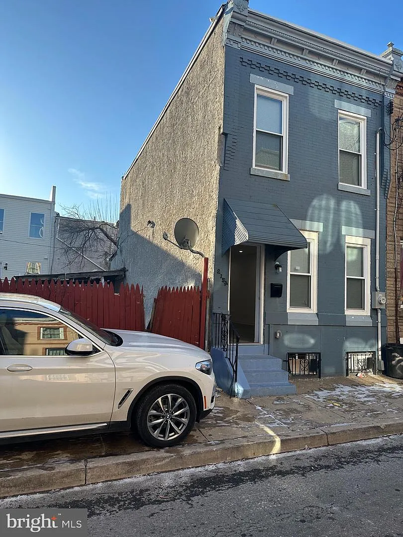 2154 E Orleans St photo 1