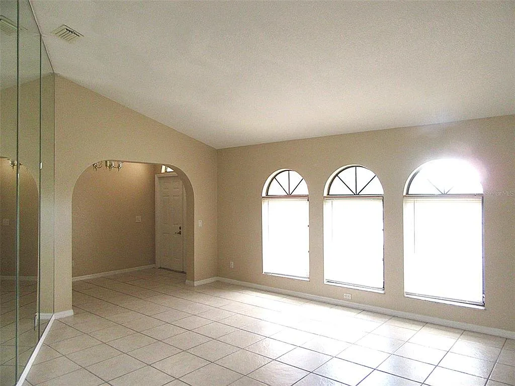 3 bed, 2.0 bath, 2436 sqft, $1,800 — Photo 2