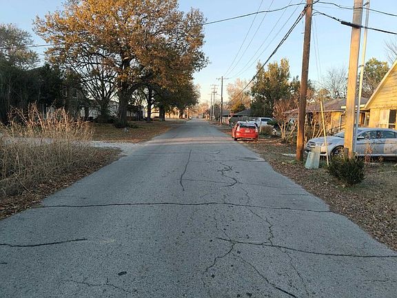 Exterior Neighborhood (street photo)