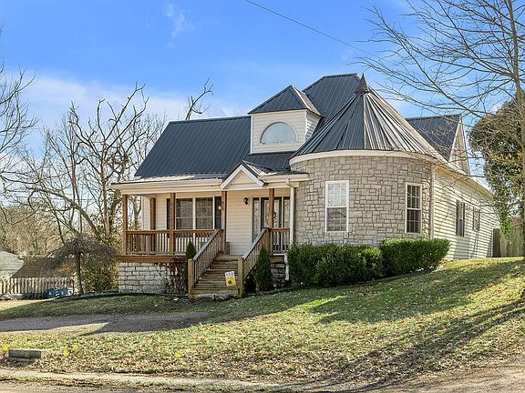 2nd image of 370 Mooreland Ave
