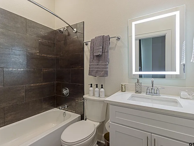 540 W Erwin St — Photo 17