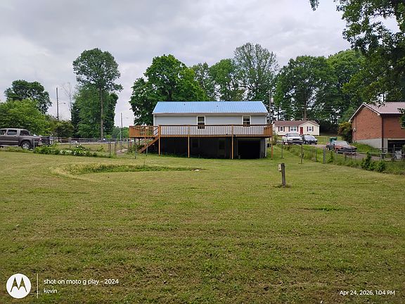 3rd image of 811 Helton Dr