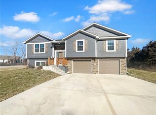 216 NE Greystone Way, Grain Valley, MO 64029