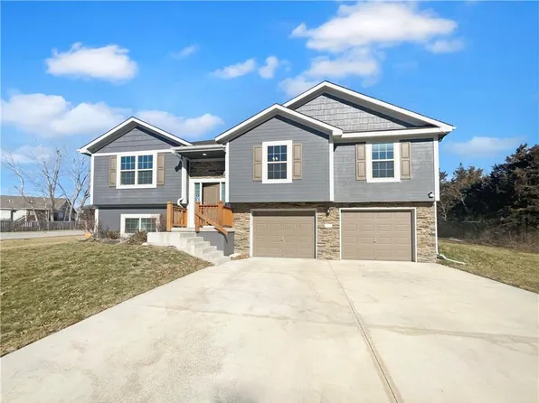 216 NE Greystone Way, Grain Valley, MO 64029