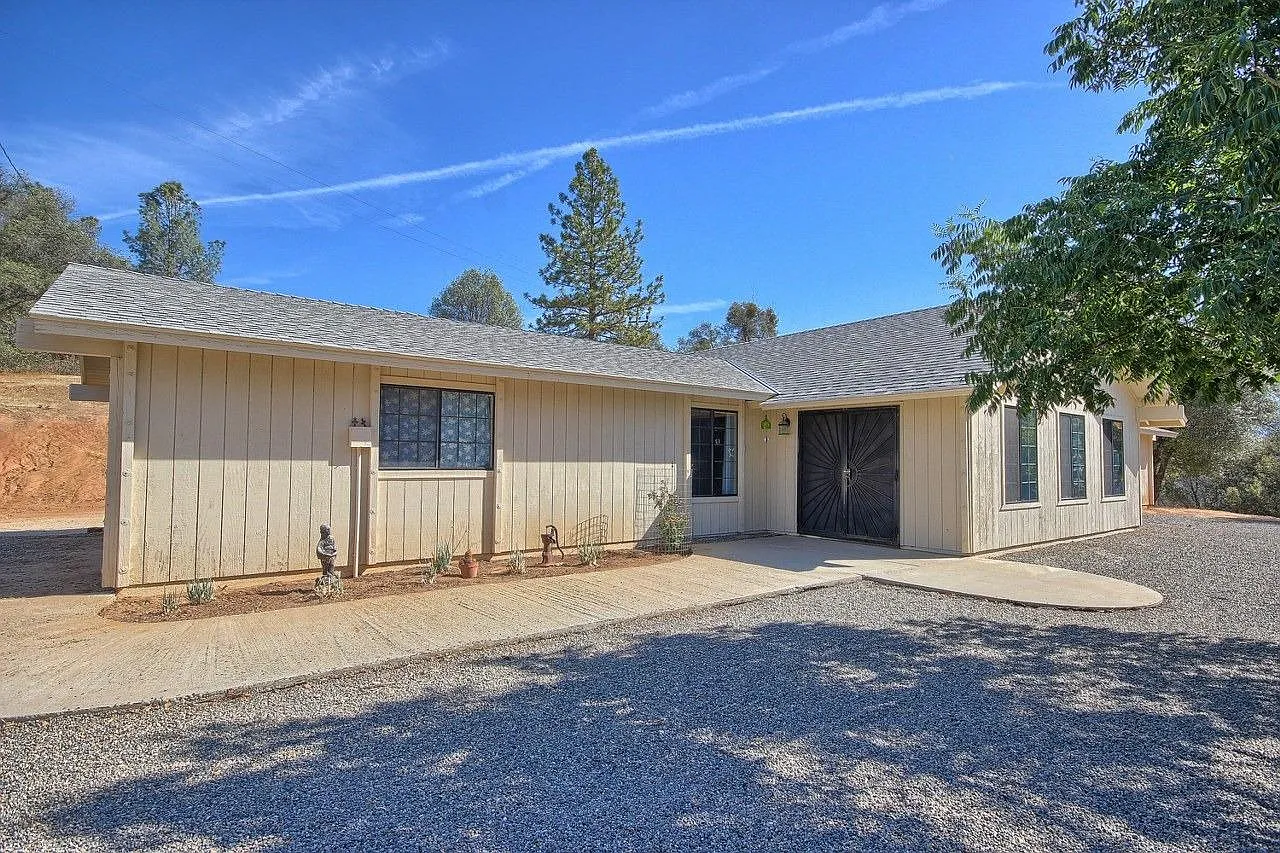 54856 Pinchot Dr photo 1