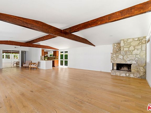 3rd image of 26 Packet Rd