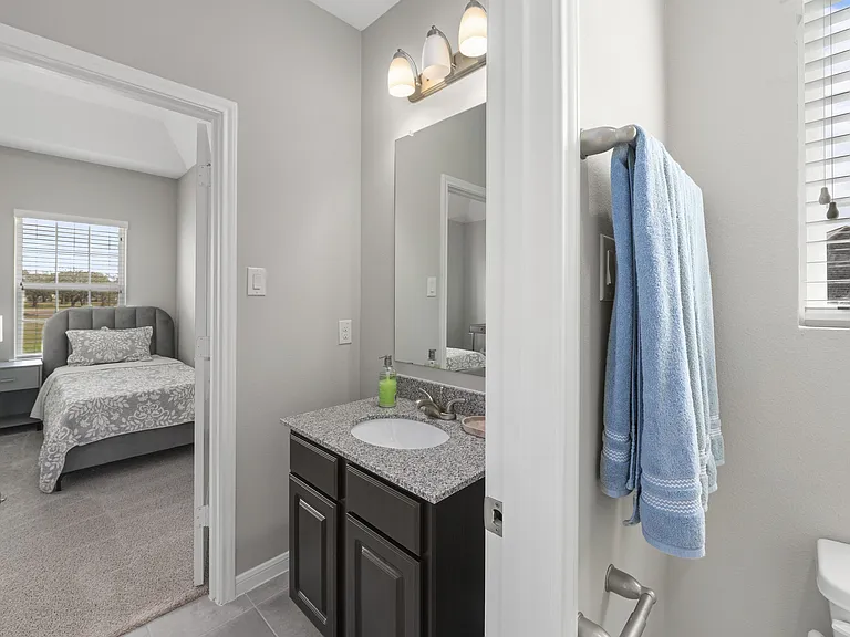Secondary Bathroom with Ensuite Bathroom ( Plan 4501)