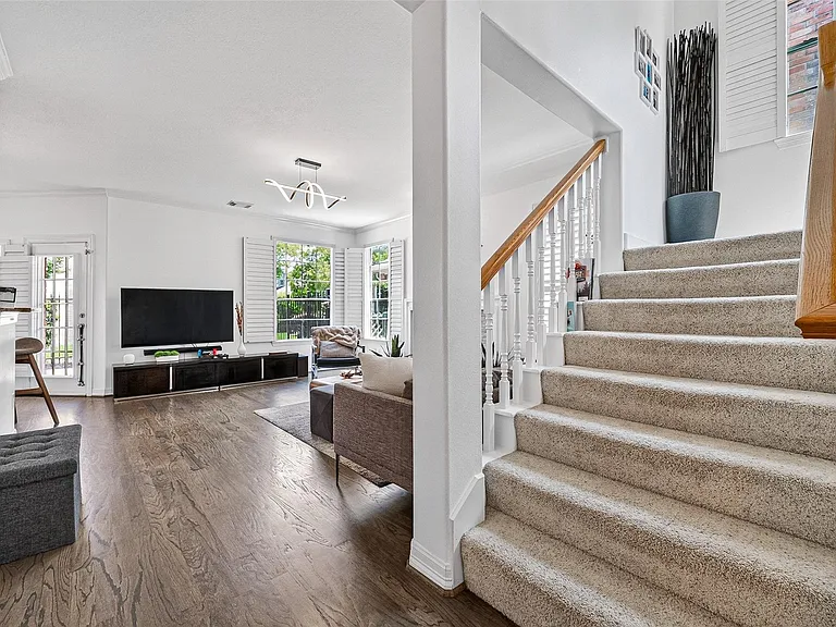 1015 Enclave Sq S — Photo 8
