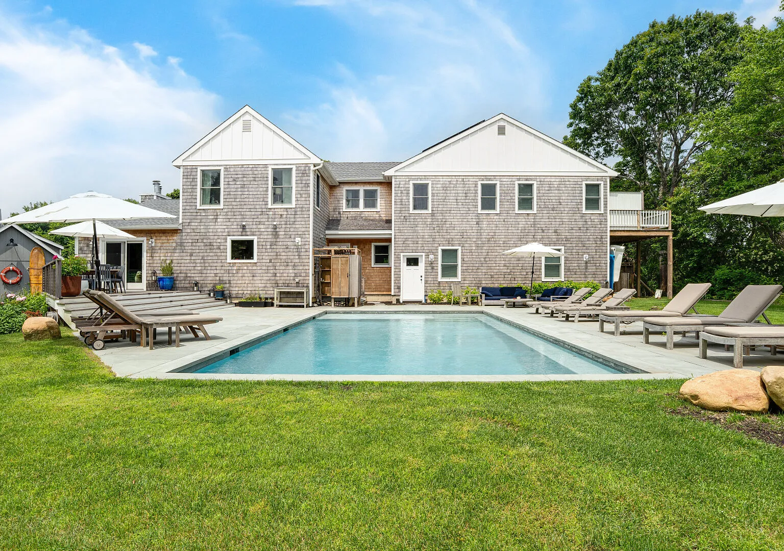 Gorgeous new renovation inside, comfort everywhere you turn, pool — Photo 2