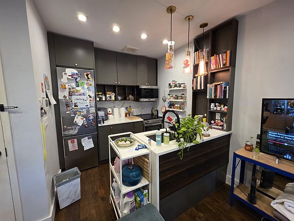4th image of 379 Sumpter St #3A